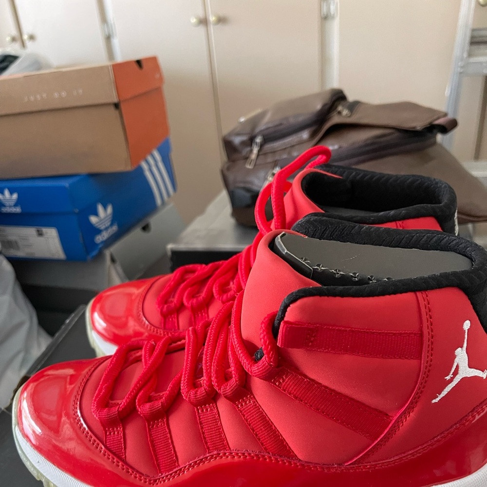 NIKE AIR JORDAN 11 RETRO VARSITY RED/WHITE SIZE 8.5 MENS